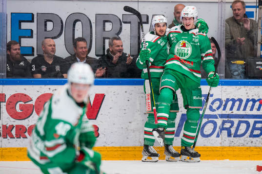 Rögles Adam Edström jublar ihop med Brady Ferguson
