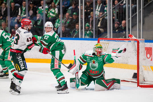 Frölundas Michael Spacek oroar mot Rögles Samuel Jonsson