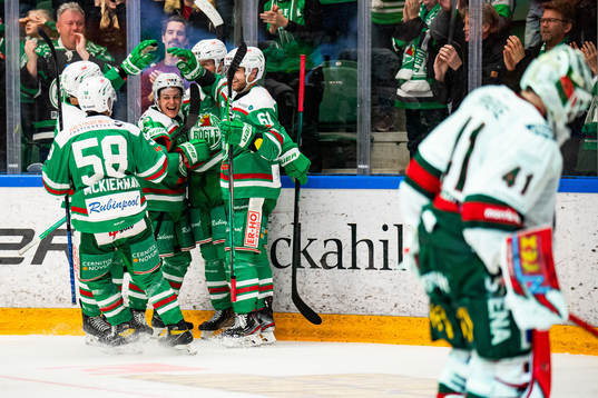 Rögles Oskar Stål Lyrenäs jublar med lagkamrater