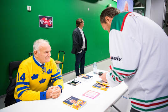 Ulf Sterner, förste svensk att spela i NHL signerar sin