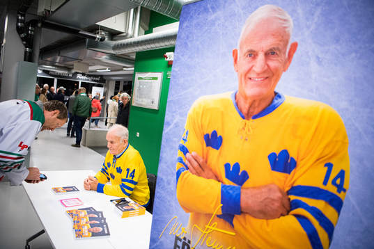 Ulf Sterner, förste svensk att spela i NHL signerar sin