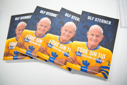 Ulf Sterner, förste svensk att spela i NHL signerar sin