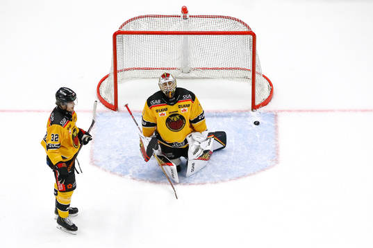 Luleås Oscar Engsund och målvakt Jesper Wallstedt deppar