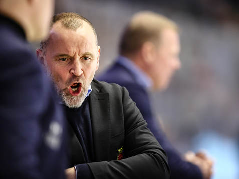 Luleås tränare Thomas Berglund reagerar