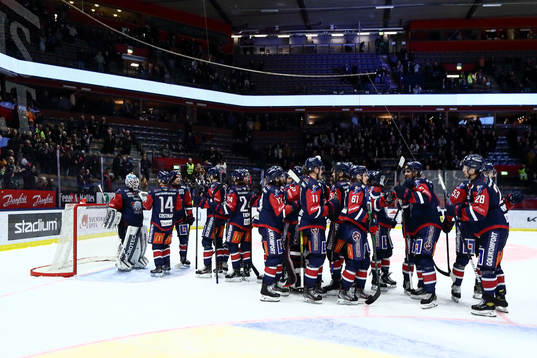 Linköpings spelare jublar och tackar målvakt David Rautio