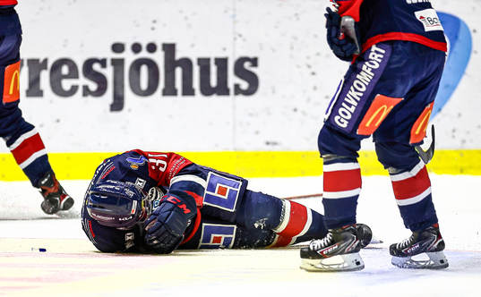 Linköpings Jesper Pettersson har fått en puck i ansiktet
