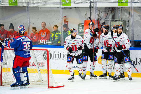 Örebros Linus Öberg jublar med lagkamrater