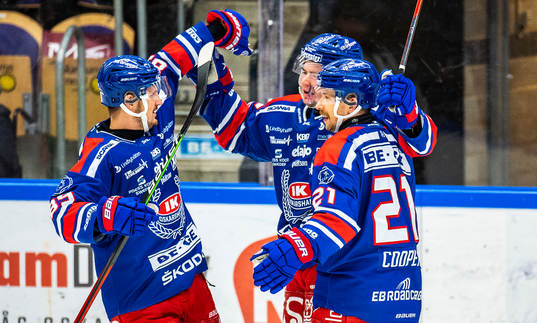 Oskarshamns Lukas Pilö jublar med Patrik Karlkvist och