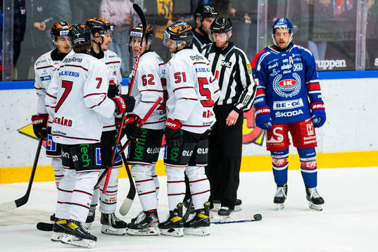 Örebros Emil Larsson jublar med lagkamrater