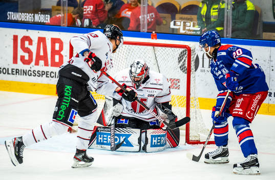 Örebros Christopher Mastomäki, målvakt Jhonas Enroth