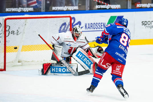 Oskarshamns Patrik Karlkvist gör 3-2 på straff bakom