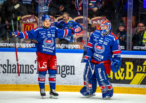 Oskarshamns Patrik Karlqvist jublar med målvakt Tim Juel