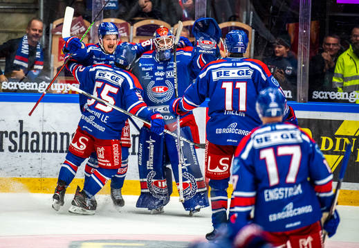 Oskarshamns Patrik Karlqvist jublar med målvakt Tim Juel