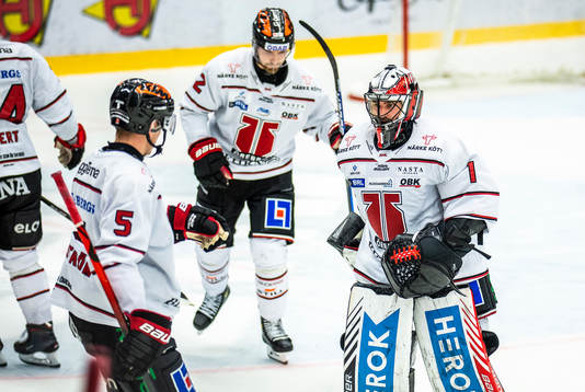 Örebros Gustav Backström och målvakt Jhonas Enroth deppar