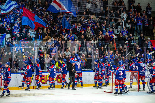 Oskarshamns spelare jublar med fansen