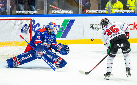 Oskarshamns målvakt Tim Juel räddar en straff från