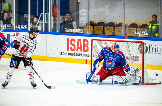 Örebros Emil Larsson och Oskarshamns målvakt Joe Cannata