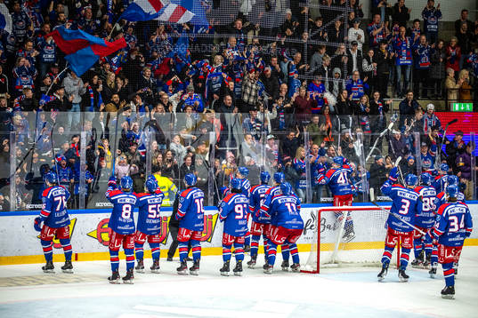 Oskarshamns spelare jublar med fansen
