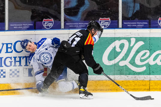 Leksands Isak Rosén tacklas av Brynäs Greg Scott