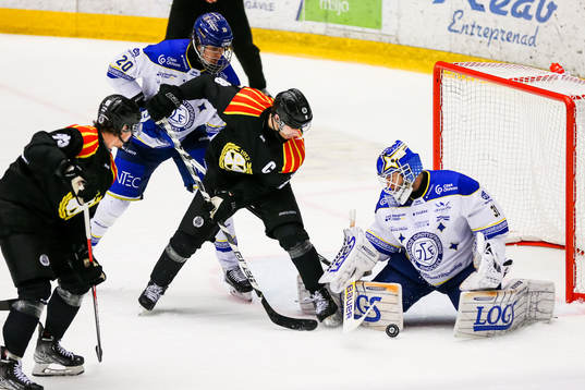 Brynäs Anton Rödin och Leksands målvakt Kasimir Kaskisuo