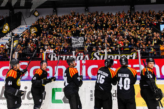 Brynäs spelare jublar