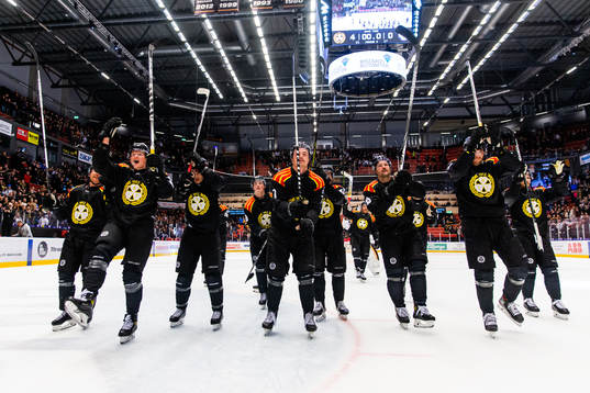 Brynäs spelare jublar