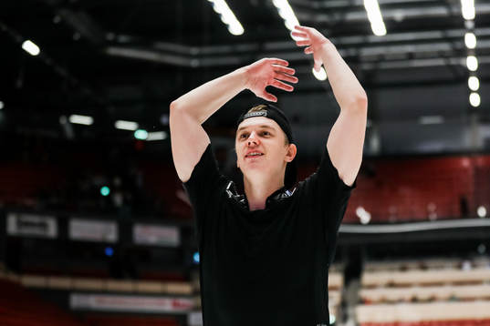 Brynäs målvakt Veini Vehviläinen jublar