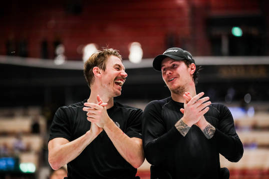 Brynäs Anton Rödin och Nick Olesen jublar