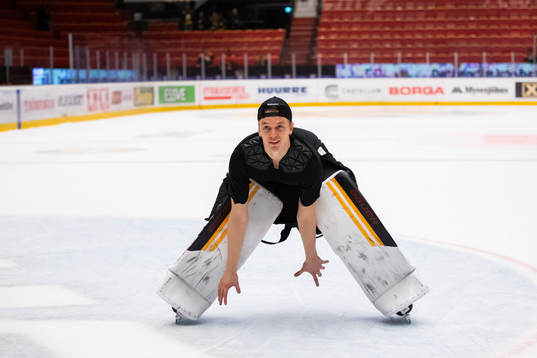 Brynäs målvakt Veini Vehviläinen jublar