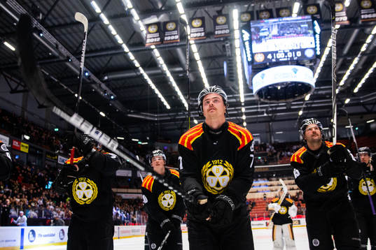 Brynäs Marcus Björk och lagkamrater jublar
