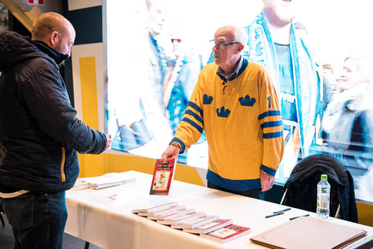 Leif ”Honken” Holmqvist med sin bok ”Stolparna var