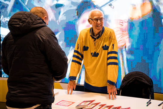 Leif ”Honken” Holmqvist med sin bok ”Stolparna var