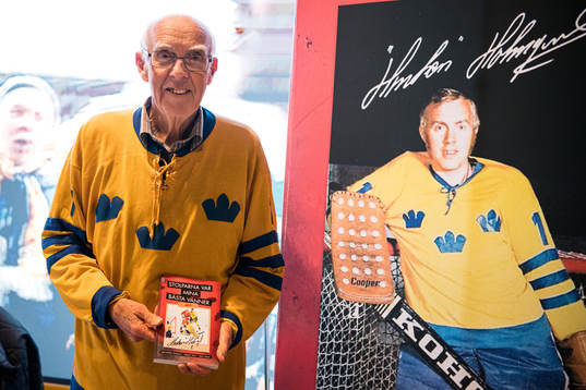 Leif ”Honken” Holmqvist med sin bok ”Stolparna var