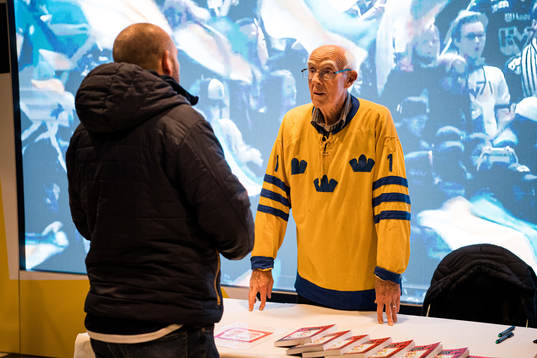 Leif ”Honken” Holmqvist med sin bok ”Stolparna var