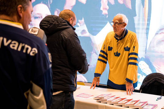 Leif ”Honken” Holmqvist med sin bok ”Stolparna var