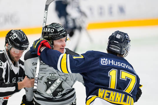 s Max Wennlund och AIK:s Filip Windlert i bråk