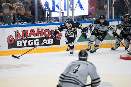 s Chad Billins och AIK:s Christian Sandberg