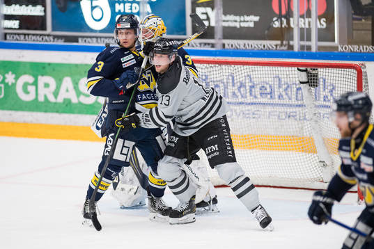 s Daniel Bertov och AIK:s Axel Wemmenborn i kamp framför
