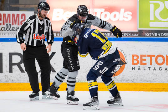 s Max Wennlund och AIK:s Alexander Deilert i bråk