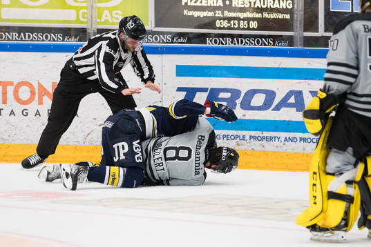 s Max Wennlund och AIK:s AIK:s i slagsmål