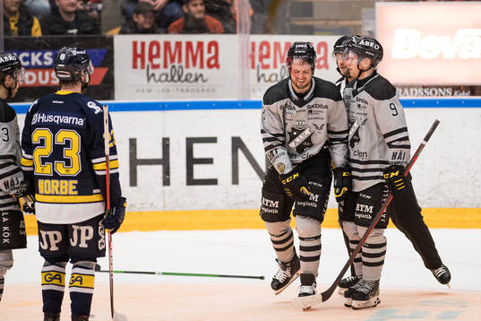 s Alexander Deilert får hjälp av Nicklas Heinerö
