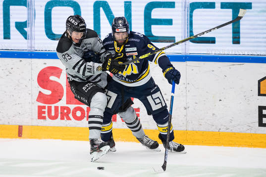 s Malte Setkov och HV71:s Taylor Matson