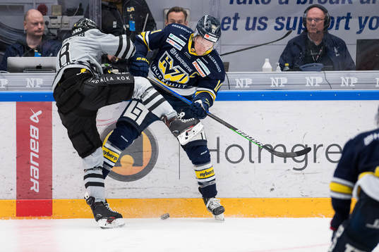s Alexander Deilert och HV71:s Simon Önerud