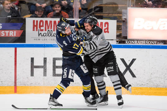 s Max Wennlund och AIK:s Alexander Deilert i slagsmål