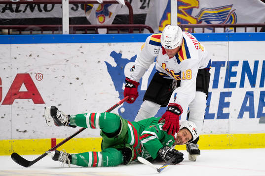 Malmö Redhawks Partik Sylvegård och Rögle  Mathias Ek