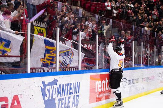 Malmö Redhawks Mats Lusth jublar mot publiken