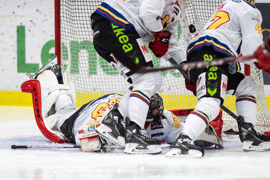 Brynäs Nick Olesen (ej i bild) gör mål bakom Malmö