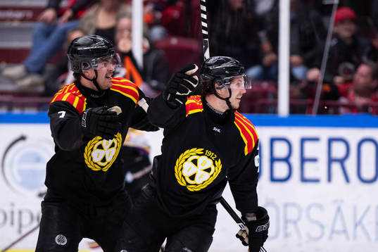 Brynäs Nick Olesen och Marcus Björk jublar