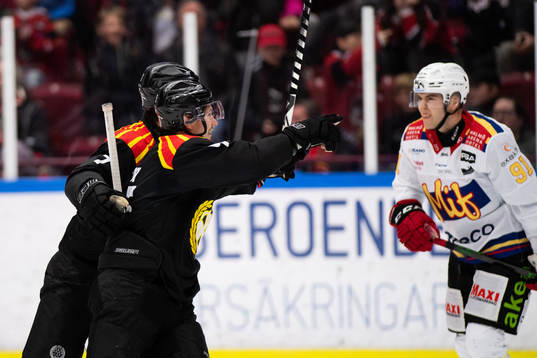 Brynäs Nick Olesen och Marcus Björk jublar medan Malmö