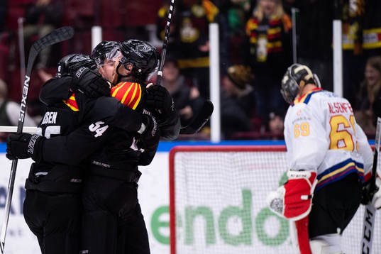 Brynäs Nick Olesen, Marcus Björk och Oscar Eklind jublar